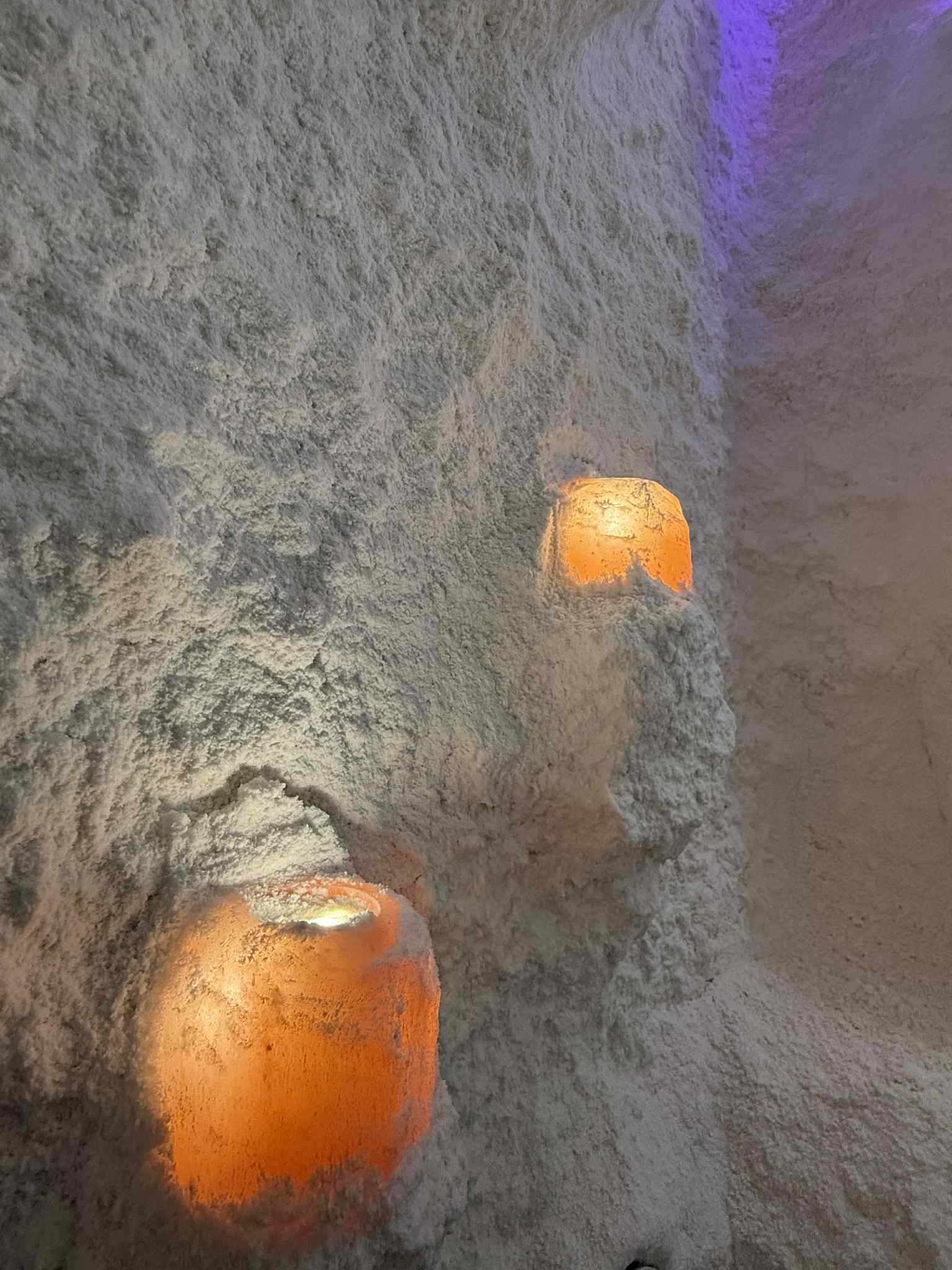 Солни кристали в стена