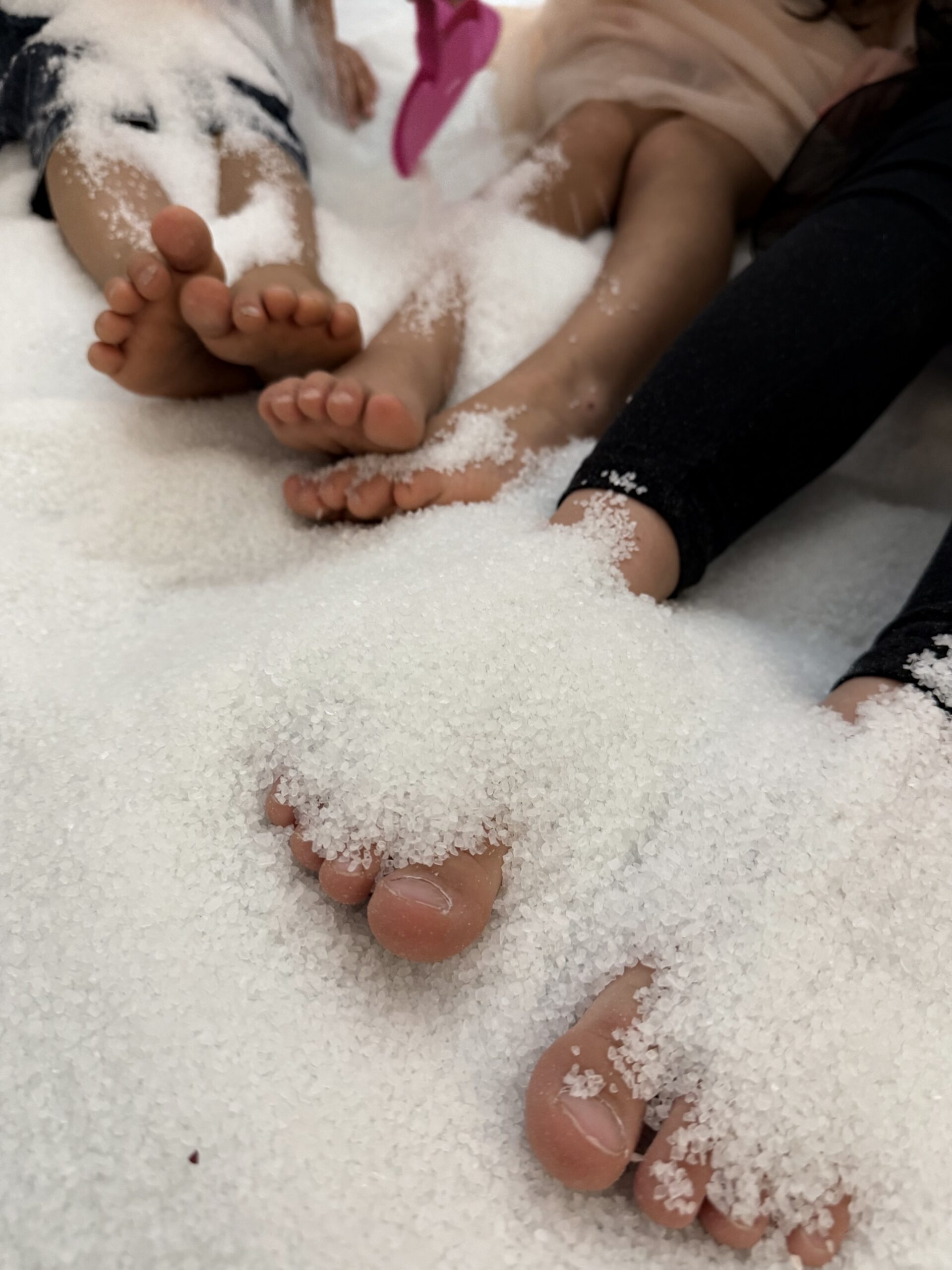 деца стъпват върху сол